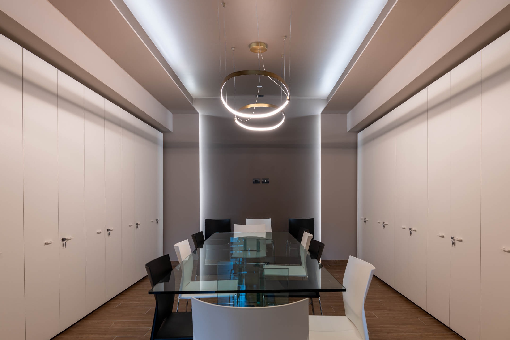 Ufficio moderno connesso — fibra e centralino VoIP
